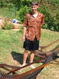 Arnaud il se met avec son uniforme dans le lave linge!