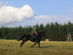 Simon, à cheval