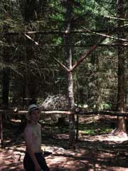 L'armature de la tente de maîtrise avec Romain