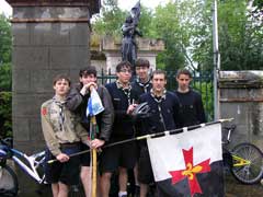 Des scouts mouillés, boueux mais heureux