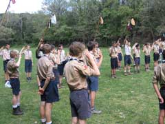 Les 2 troupes saluent