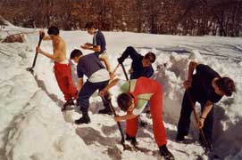 Tout d'abord, creuser sur le lieu de l'igloo